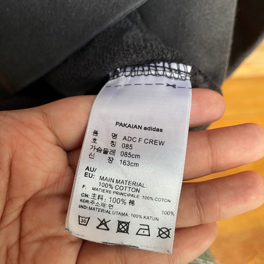 Adidas Sweater (Category: Coats, Jackets and Outerwear) located in Quezon City. Submitted by quackstack (Listing ID 1327272873, Image 3). Description: .