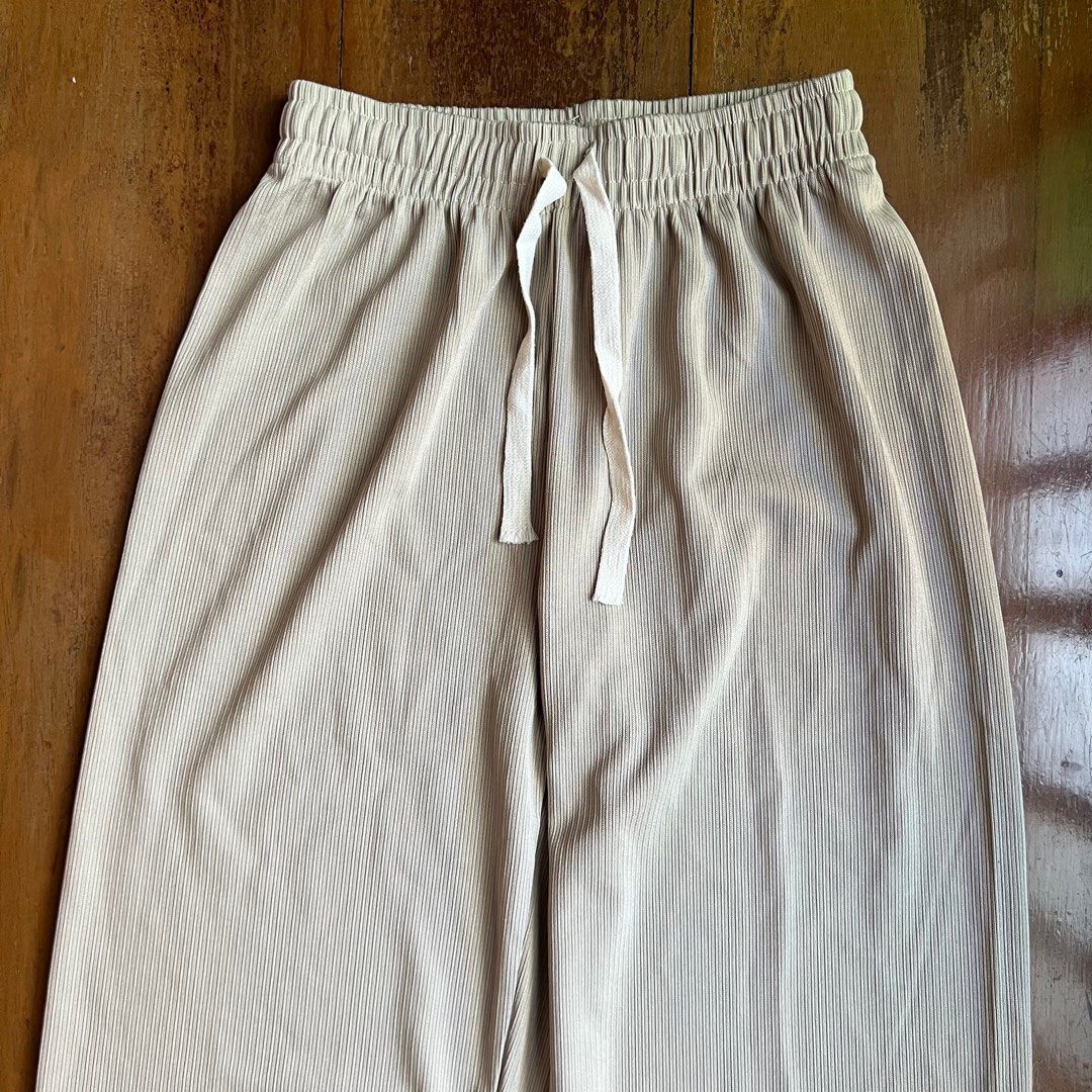 Beige Lounge Pants (Category: Other Bottoms) located in Quezon City. Submitted by quackstack (Listing ID 1327233003, Image 1). Description: .