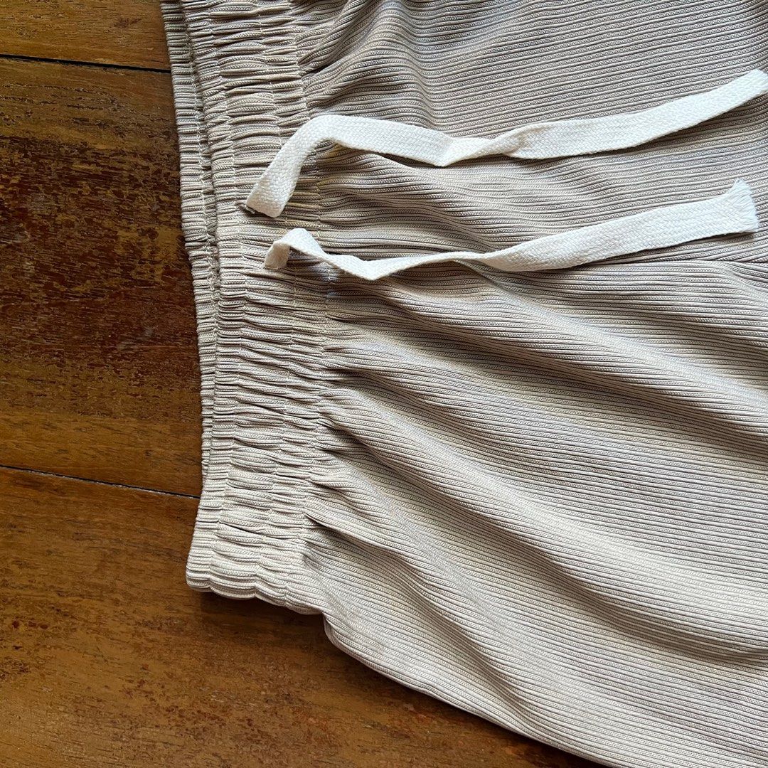 Beige Lounge Pants (Category: Other Bottoms) located in Quezon City. Submitted by quackstack (Listing ID 1327233003, Image 3). Description: .