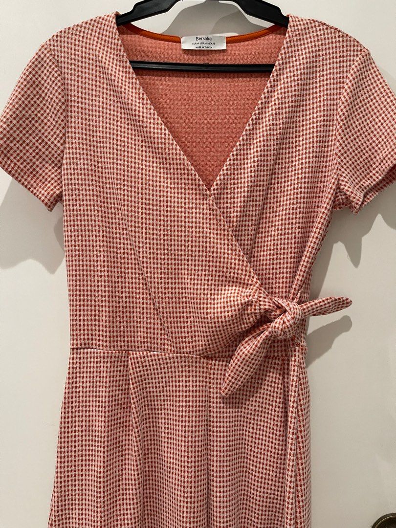 Bershka Romper (Category: Rompers) located in Makati City. Submitted by masterch3f (Listing ID 1327298708, Image 1). Description: — Bershka Romper — Orange/Pink color tone — Size: US M — Used Once — Like brand new — Negotiable 🌺 — MOP: Gcash/UnionBank — Shipping: Metro Manila same day delivery (Grab, Lalamove, etc) only — No returns, refunds, or exchanges RFS: Declutterring.