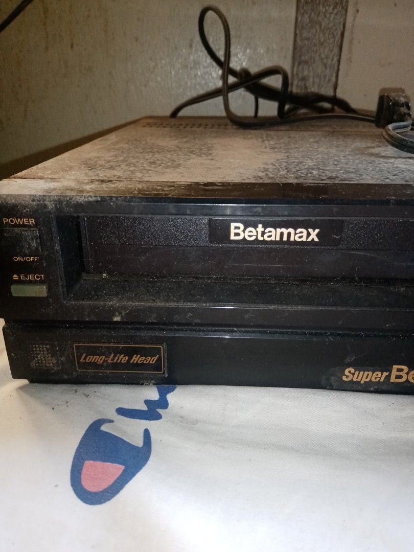Betamax sony video player (Category: Other Home Furniture) located in Davao. Submitted by Ysang40 (Listing ID 1327257720, Image 2). Description: As is po ito, kayo na po magpaayos, di na umaandar,.