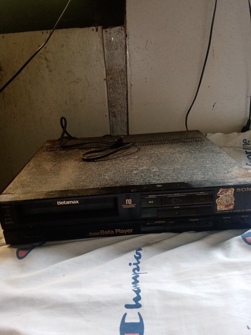 Betamax sony video player (Category: Other Home Furniture) located in Davao. Submitted by Ysang40 (Listing ID 1327257720, Image 1). Description: As is po ito, kayo na po magpaayos, di na umaandar,.