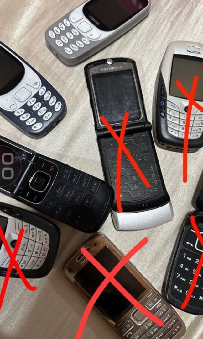 Broken old model phones (Category: Early Generation Mobile Phones) located in Cebu City. Submitted by bangbang09 (Listing ID 1261598868, Image 2). Description: I have no idea of the condition of each phone. Just expect each has a defect or is already broken..