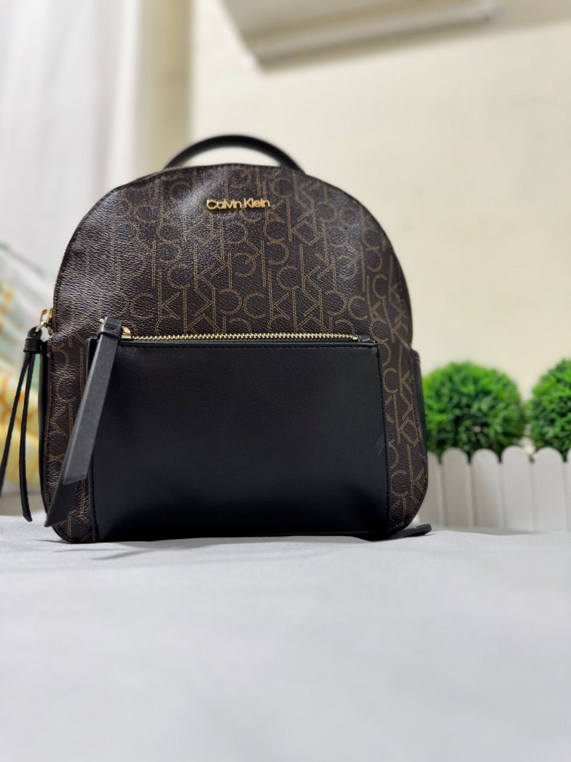 Calvin Klein Medium Zip Bag (Category: Luxury Bags & Wallets) located in Cavite. Submitted by lavida_lavish (Listing ID 1327260624, Image 1). Description: .