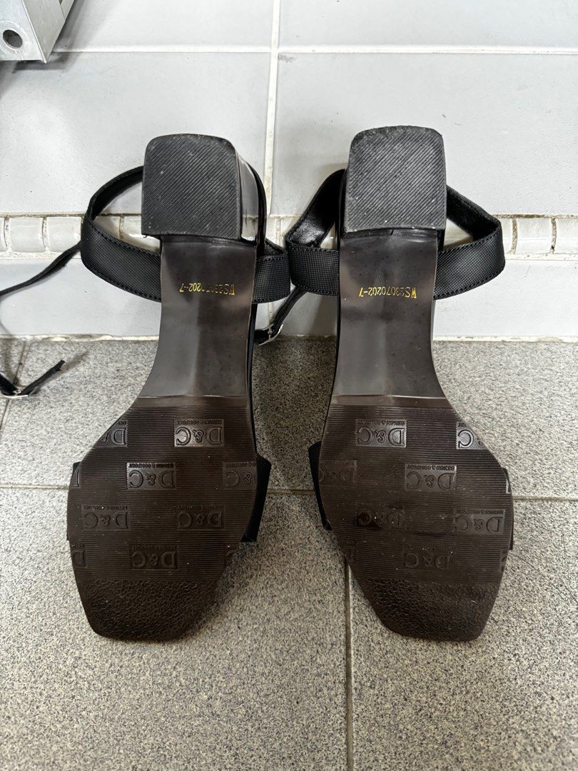 D C shoe
