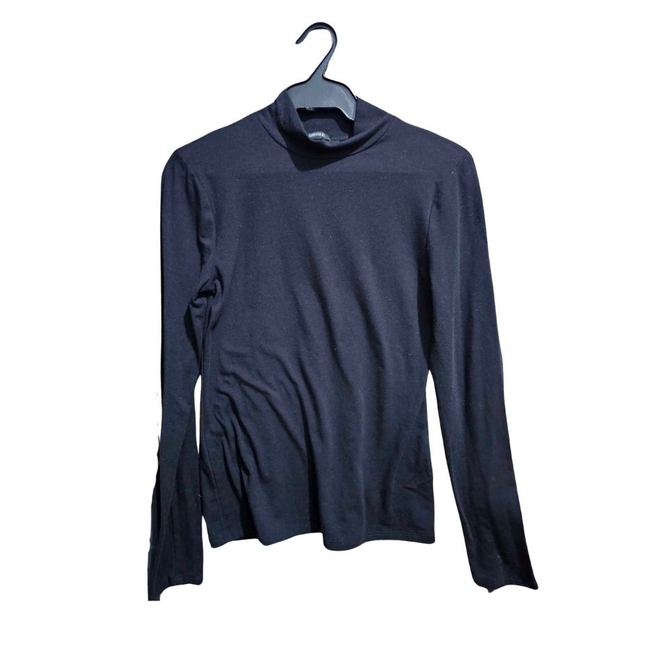 F21 Black Turtle Neck Longsleeve Shirt (Category: Longsleeves) located in Makati City. Submitted by corner.ice (Listing ID 1327318687, Image 1). Description: F21 Black Turtle Neck Longsleeve Shirt.