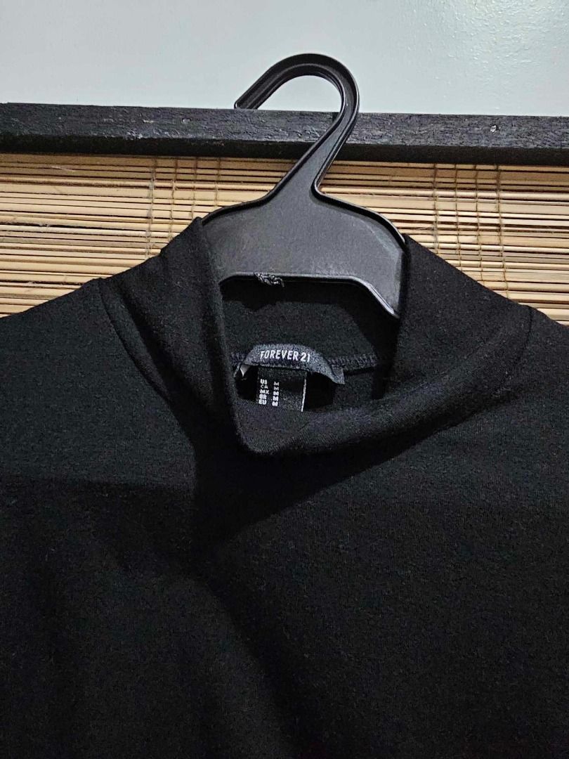 F21 Black Turtle Neck Longsleeve Shirt (Category: Longsleeves) located in Makati City. Submitted by corner.ice (Listing ID 1327318687, Image 2). Description: F21 Black Turtle Neck Longsleeve Shirt.