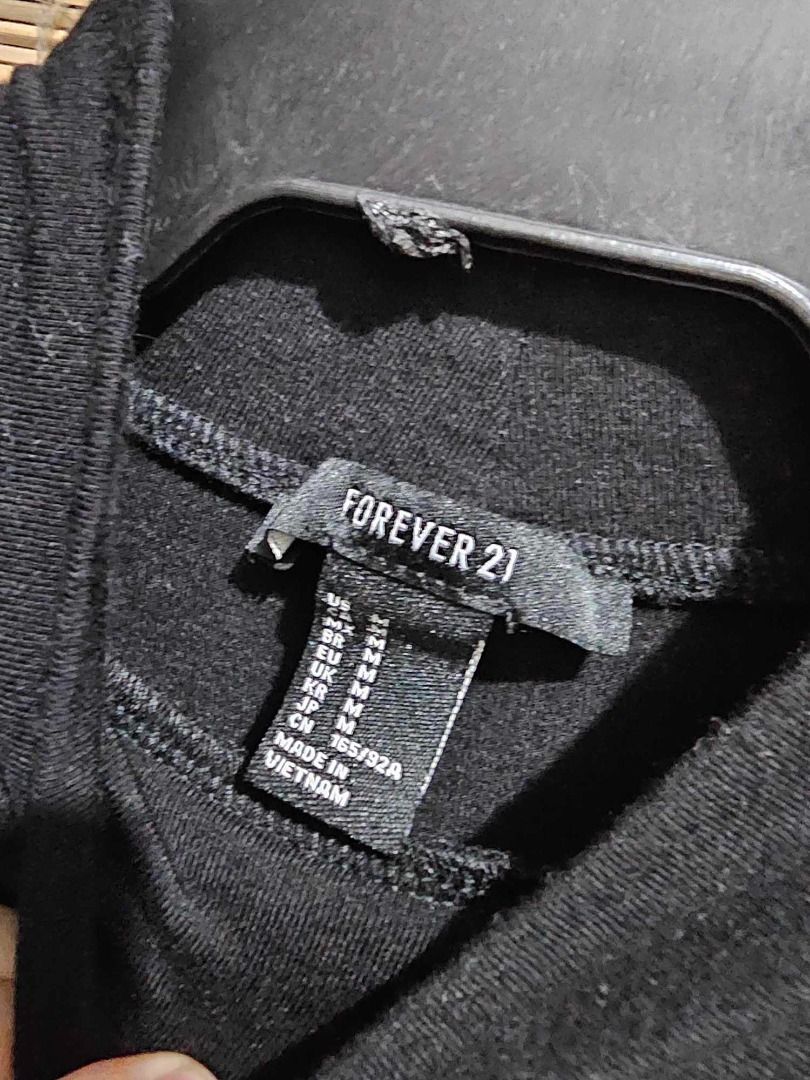 F21 Black Turtle Neck Longsleeve Shirt (Category: Longsleeves) located in Makati City. Submitted by corner.ice (Listing ID 1327318687, Image 3). Description: F21 Black Turtle Neck Longsleeve Shirt.