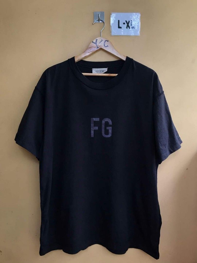 FEAR OF GOD TSHIRT REFLECTORIZED (Category: Tshirts & Polo Shirts ) located in Agoncillo. Submitted by andreiqtp2t (Listing ID 1327293517, Image 1). Description: Excellent condi No issue Size Large to XL W23.5 L28.