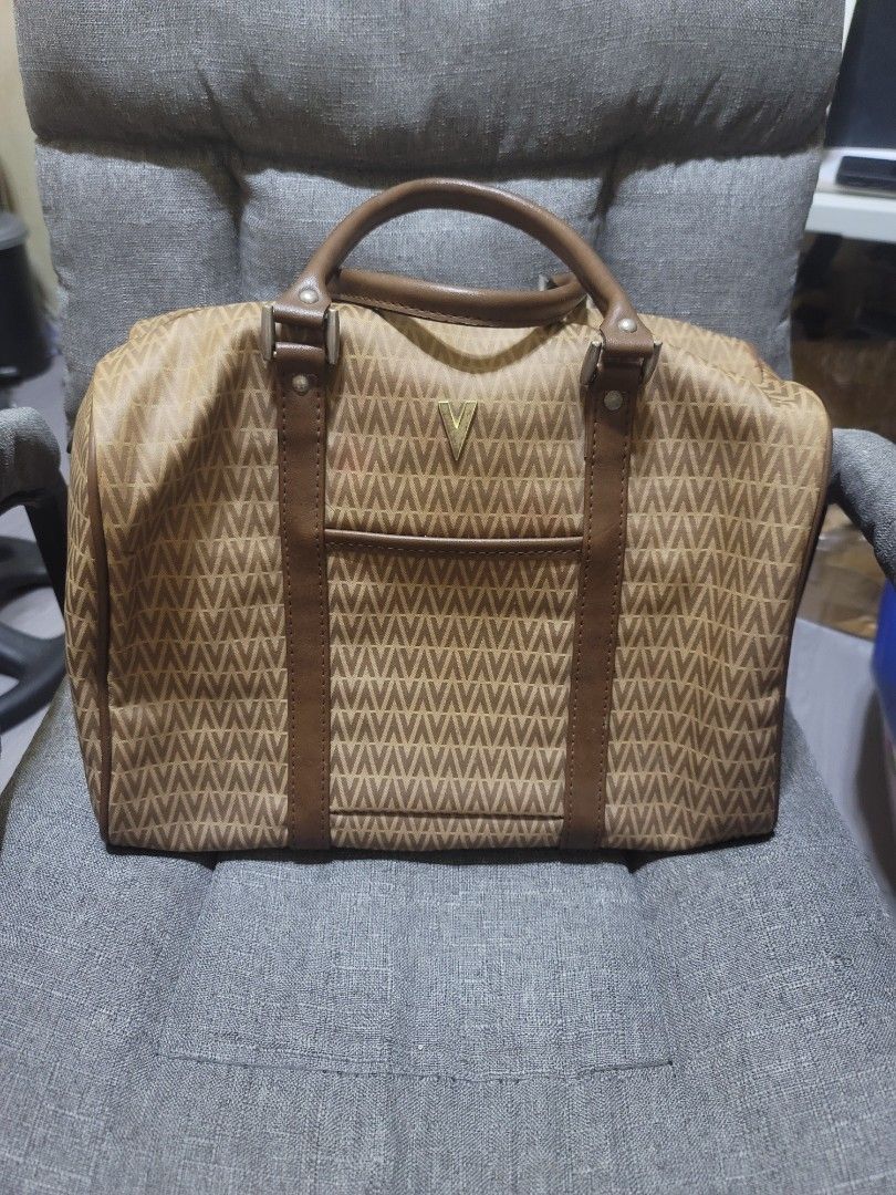 From japan doctor's bag big (Category: Shoulder Bags) located in Quezon City. Submitted by thrift.and.find (Listing ID 1327365314, Image 2). Description: maganda to at malaki pwede pang travel madame malalagay linisin niyo lang.