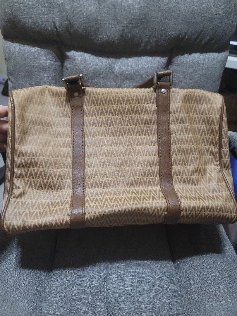 From japan doctor's bag big (Category: Shoulder Bags) located in Quezon City. Submitted by thrift.and.find (Listing ID 1327365314, Image 3). Description: maganda to at malaki pwede pang travel madame malalagay linisin niyo lang.