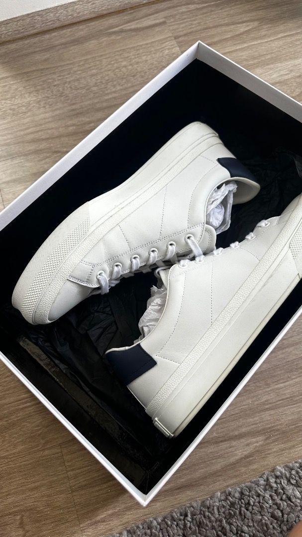 Givenchy City Court Sneaker (Category: Sneakers & Footwear) located in Cebu City. Submitted by richhhhh_ (Listing ID 1327382622, Image 1). Description: Givenchy City Court Sneakers White/Navy 42.