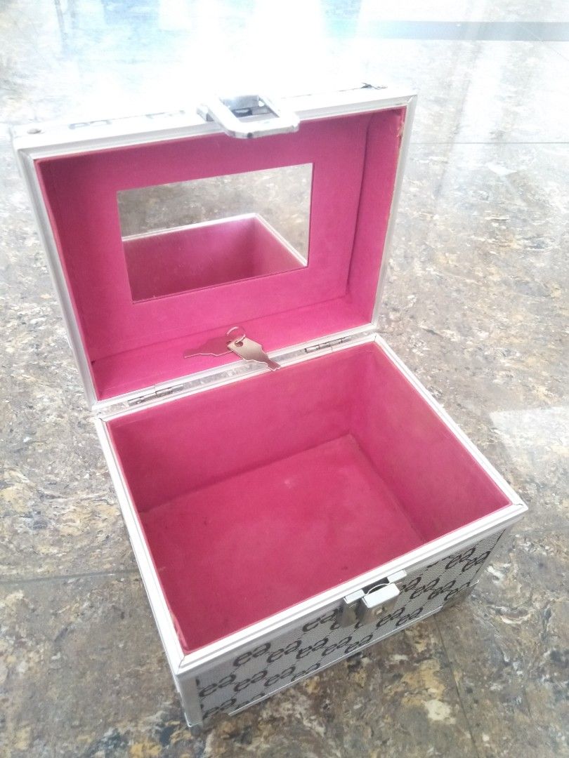 Makeup Box (Category: Makeup) located in Batu Caves. Submitted by rubyatul23 (Listing ID 1327230488, Image 2). Description: Harga: RM25 Condition Like New Hanya guna sekali dua jew lepastu trus simpan kat stor dalam rumah.. Makeup Box ni ada kunci dye sekali...