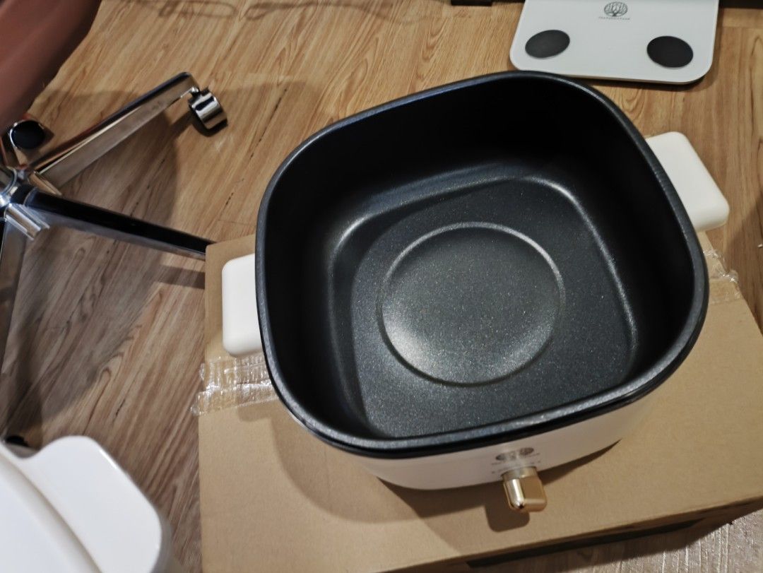 Multifunction cookware (Category: Cookware & Accessories) located in Kuala Lumpur. Submitted by carsonlcl81 (Listing ID 1327382969, Image 2). Description: steamboat, steam, and cook.