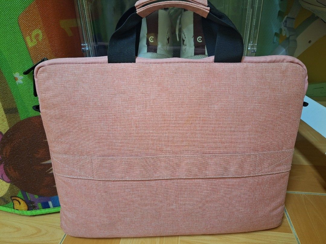 Pink generic laptop bag (Category: Laptop Bags & Sleeves) located in Mandaluyong City. Submitted by andreannf (Listing ID 1327305083, Image 2). Description: .