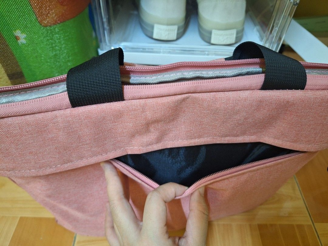 Pink generic laptop bag (Category: Laptop Bags & Sleeves) located in Mandaluyong City. Submitted by andreannf (Listing ID 1327305083, Image 3). Description: .