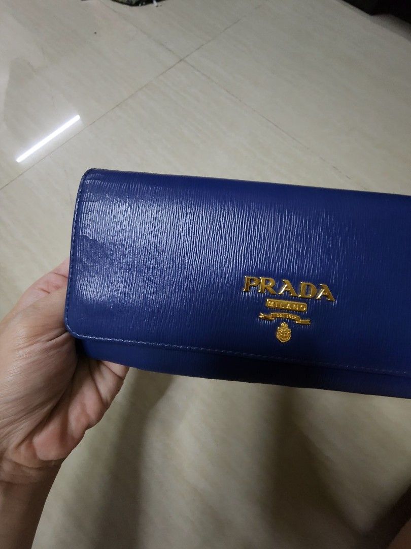 PRADA wallet (Category: Luxury Bags & Wallets) located in Calamba. Submitted by neviross05 (Listing ID 1327272619, Image 1). Description: SELLING LOW📍 Authentic Prada wallet on chain ( wala na pong chain). Makinis pero may bakbak. malinis ang inserts Except: sa outer base, inside flap and minor strippings near the logo. Gcash. J&T, lalamove.