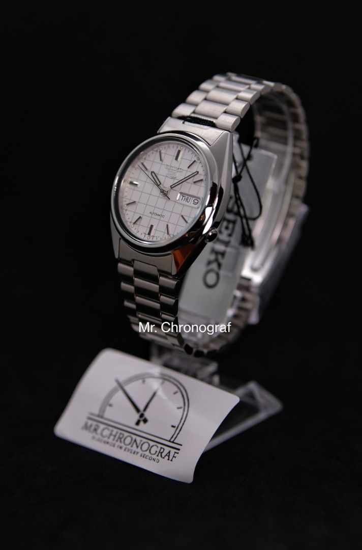 Seiko SNXF05 (Category: Luxury Watches) located in Manila. Submitted by rafael_lesaguis (Listing ID 1327287789, Image 3). Description: Seiko 5 SNXF05 BRANDNEW WITH 1YR WARRANTY 💸 Mall SRP: ₱8,650.00 ✔️ Mr.Chronograf Price: ₱6,800 Movement Caliber Number -7S26 Movement Type -Automatic Self Winding -21 Jewel Power reserve -Approx. 41 hours Case Material -Stainless steel Case Size -39mm Crystal -Mineral Hardlex Water Resistance -30M Features: See-t