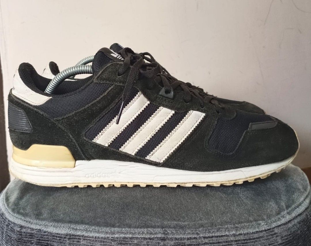 Foto sepatu merk adidas store