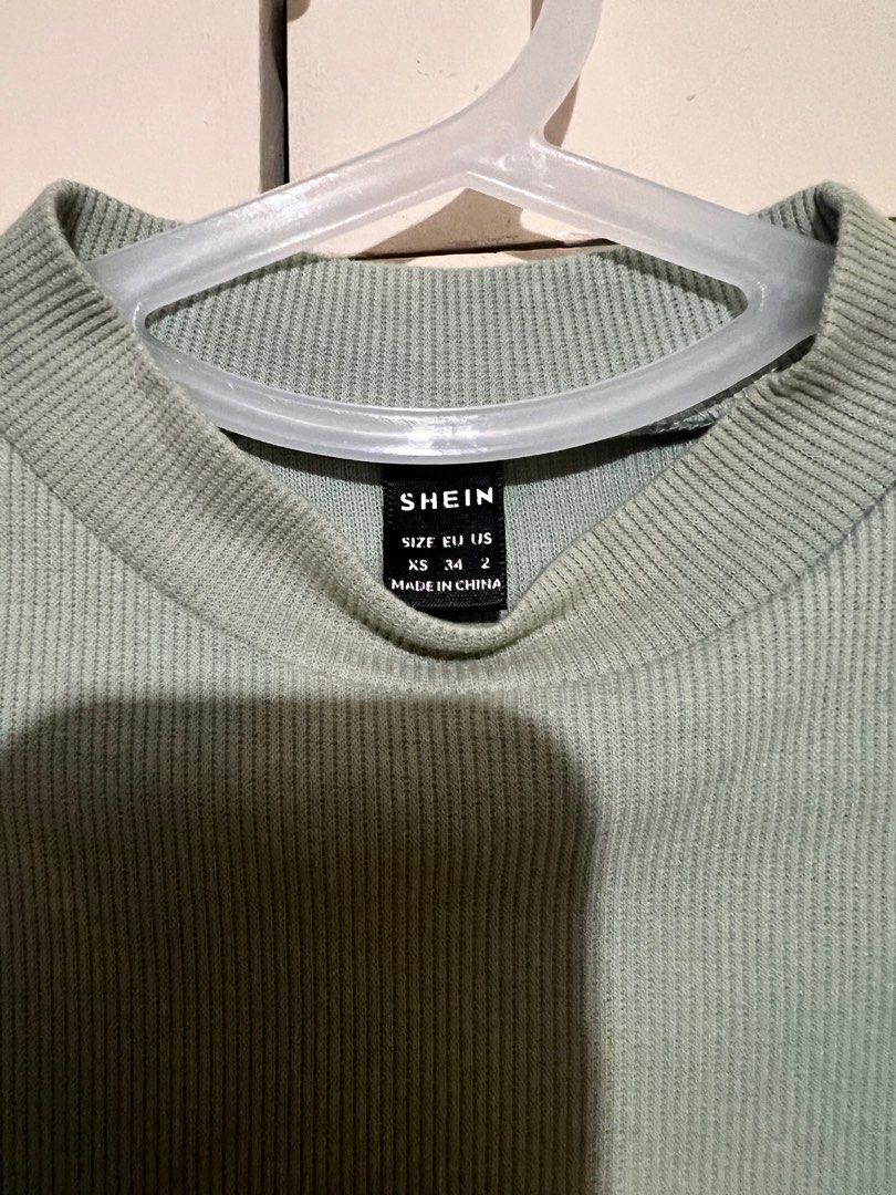 SHEIN ESSNCE Mock-Neck Rib-knit Top (Category: Shirts) located in Rizal. Submitted by nookstash (Listing ID 1327241633, Image 3). Description: FADED COLORING ON FRONT & collar! ✨ -Rib knit Casual Mock neck shirt -Slightly Cropped -slight Stretch -XS Size.