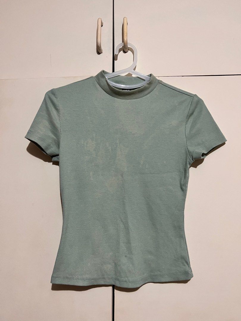 SHEIN ESSNCE Mock-Neck Rib-knit Top (Category: Shirts) located in Rizal. Submitted by nookstash (Listing ID 1327241633, Image 2). Description: FADED COLORING ON FRONT & collar! ✨ -Rib knit Casual Mock neck shirt -Slightly Cropped -slight Stretch -XS Size.
