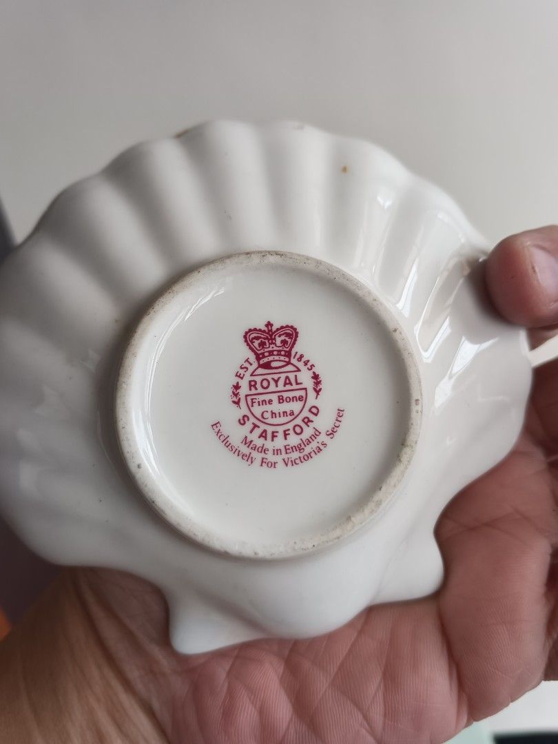 Shell Saucer royal Standford (Category: Dinnerware & Cutlery) located in Santa Rosa. Submitted by toys_r_here (Listing ID 1327280604, Image 2). Description: As is po Pa check nlng ng condition sa pics What you see is what you get Shipping fee sa buyer haggle pwede PM ME FOR MORE QUESTIONS First to pay gets the item ship pwed din Alabang town center.