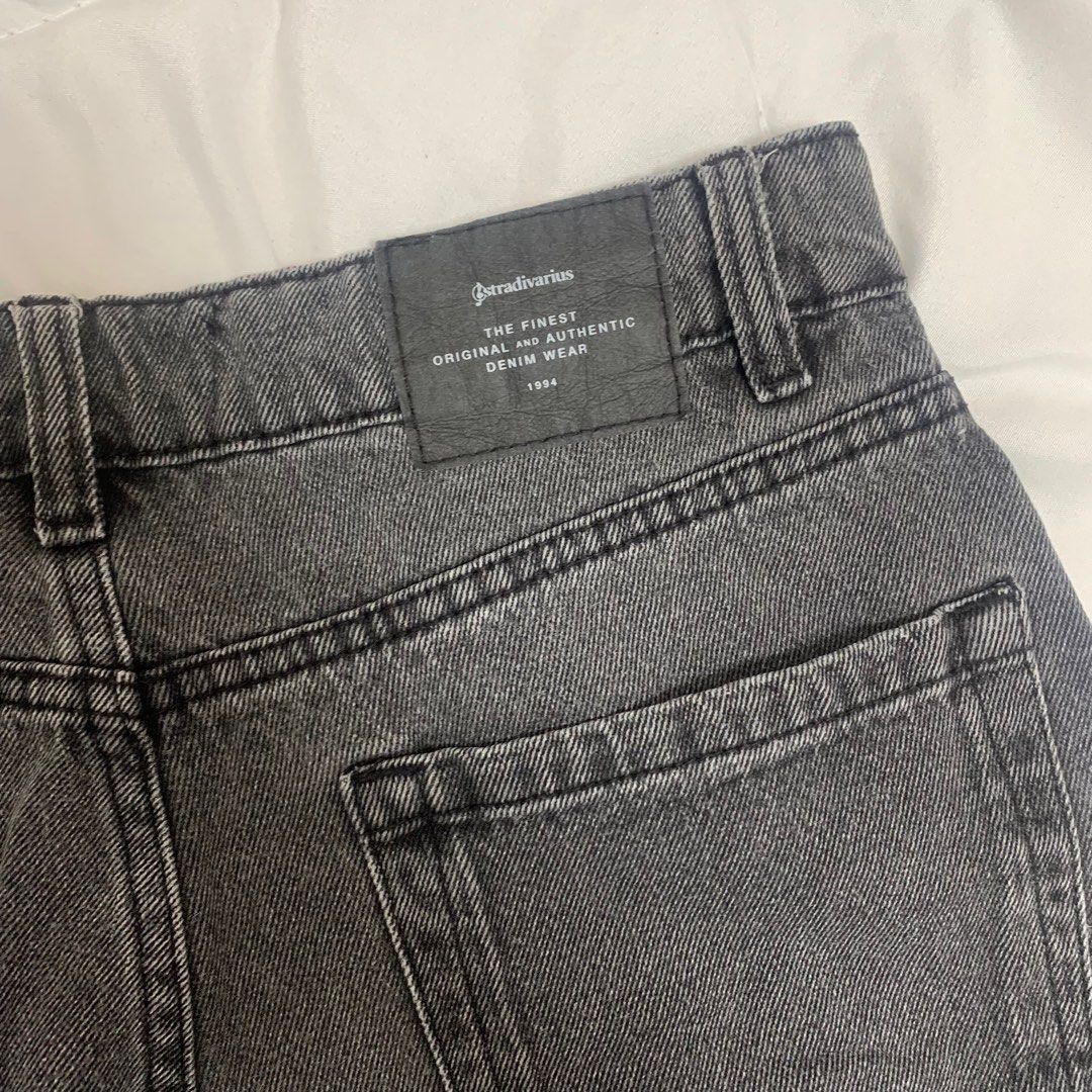 Stradivarius Black Mom Jeans Shorts (Category: Shorts) located in Caloocan City. Submitted by stargy4l (Listing ID 1327362639, Image 3). Description: .