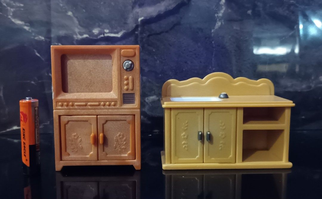 Sylvanian Families TV and Kitchen Sink Set (Category: Kids Toys) located in Minglanilla. Submitted by collectorboy143 (Listing ID 1327339025, Image 1). Description: .