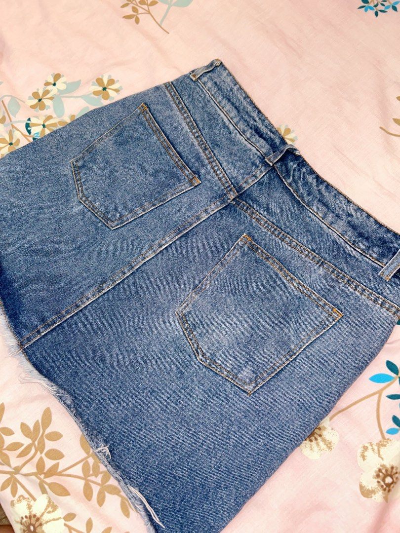 Topshop Denim Skirt (Category: Skirts) located in Cabanatuan. Submitted by randomvintagemerch (Listing ID 1327242168, Image 3). Description: Topshop Denim Skirt🖤 HQ denim material EU 36, UK 8, US 4 fits 27-28 inches 10/10 like new MOP: gcash MOD: j&t.