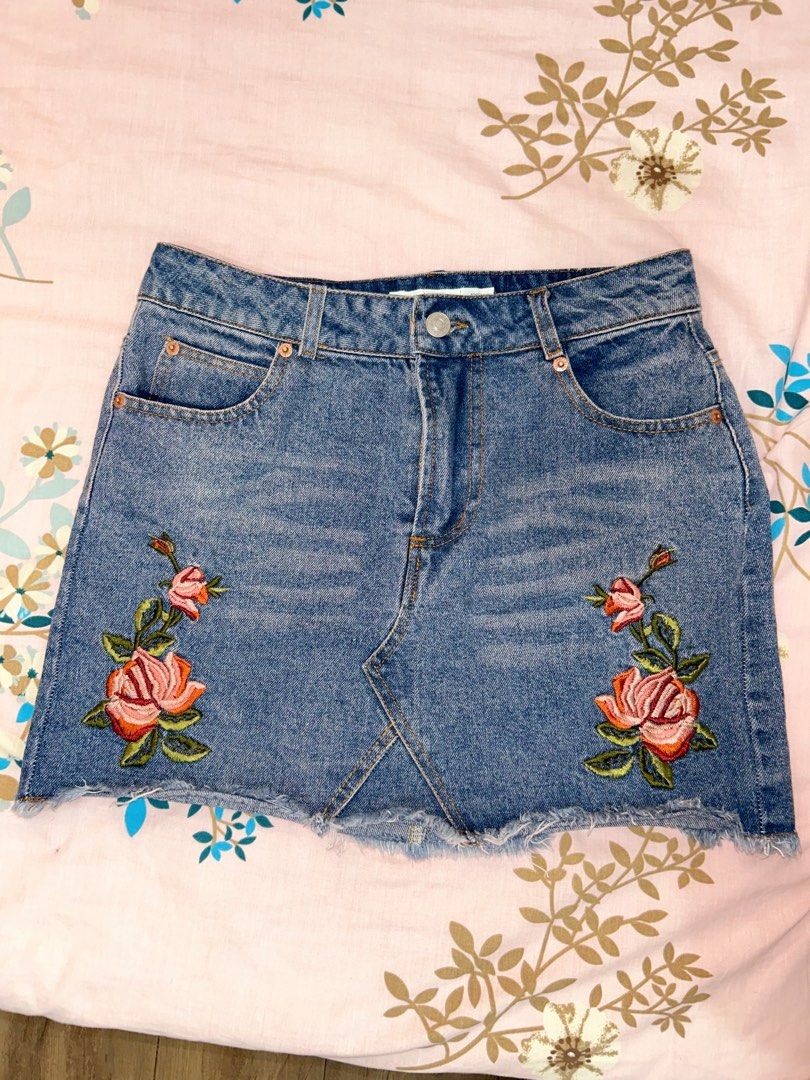Topshop Denim Skirt (Category: Skirts) located in Cabanatuan. Submitted by randomvintagemerch (Listing ID 1327242168, Image 2). Description: Topshop Denim Skirt🖤 HQ denim material EU 36, UK 8, US 4 fits 27-28 inches 10/10 like new MOP: gcash MOD: j&t.