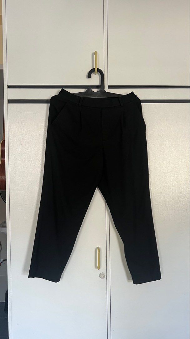 Uniqlo Black Pants (Category: Other Bottoms) located in Quezon City. Submitted by ajmlnd (Listing ID 1327223129, Image 1). Description: Garterized waistband, no buttons, fits Large with huge thighs; fits medium to large.