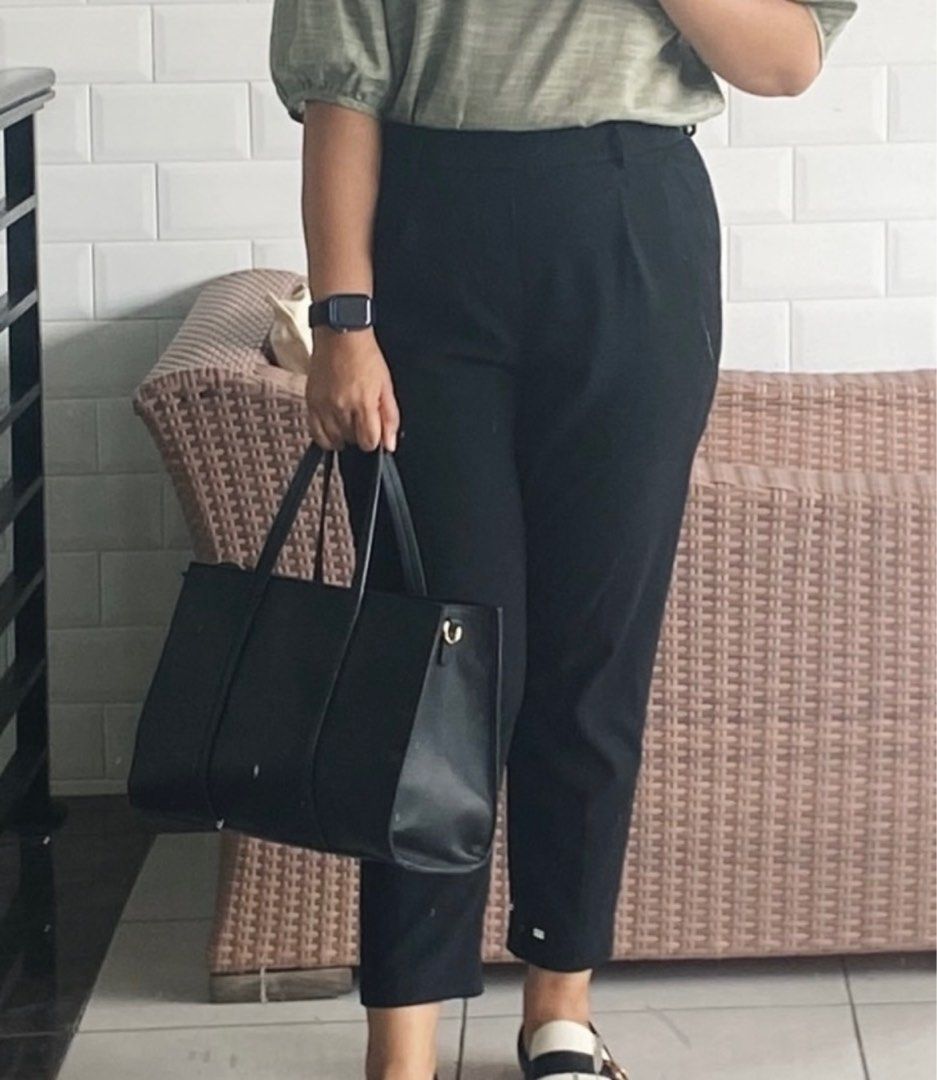 Uniqlo Black Pants (Category: Other Bottoms) located in Quezon City. Submitted by ajmlnd (Listing ID 1327223129, Image 3). Description: Garterized waistband, no buttons, fits Large with huge thighs; fits medium to large.