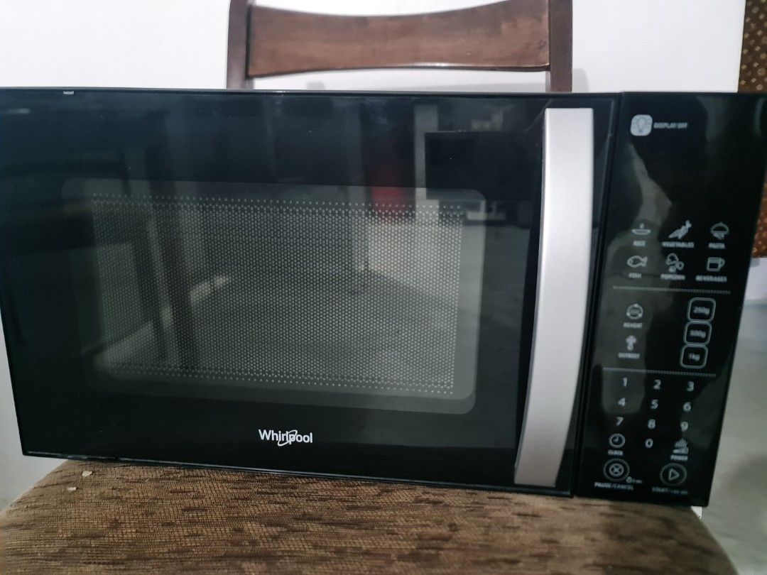 WHIRPOOL DIGITAL MICROWAVE (Category: Ovens & Toasters) located in Makati City. Submitted by junaree (Listing ID 1327353749, Image 2). Description: WHIRLPOOL MICROWAVE Originally bought for 6K at SM Appliance Store No box SF should be shouldered by buyer RFS: used about 4 times only..