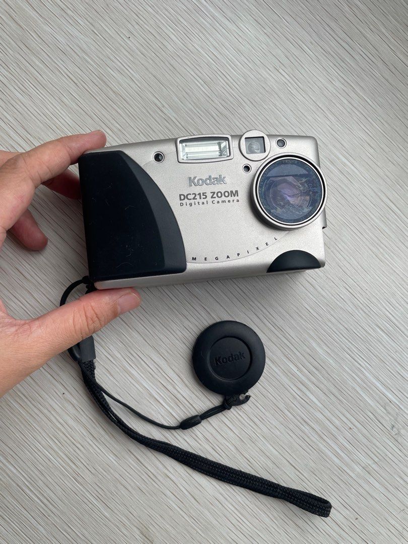🇯🇵 Kodak DC215 Zoom Point & Shoot Digital Camera (Category: Cameras) located in Quezon City. Submitted by shopgood_mnl (Listing ID 1327493455, Image 2). Description: - no battery cover - selling as is, untested.