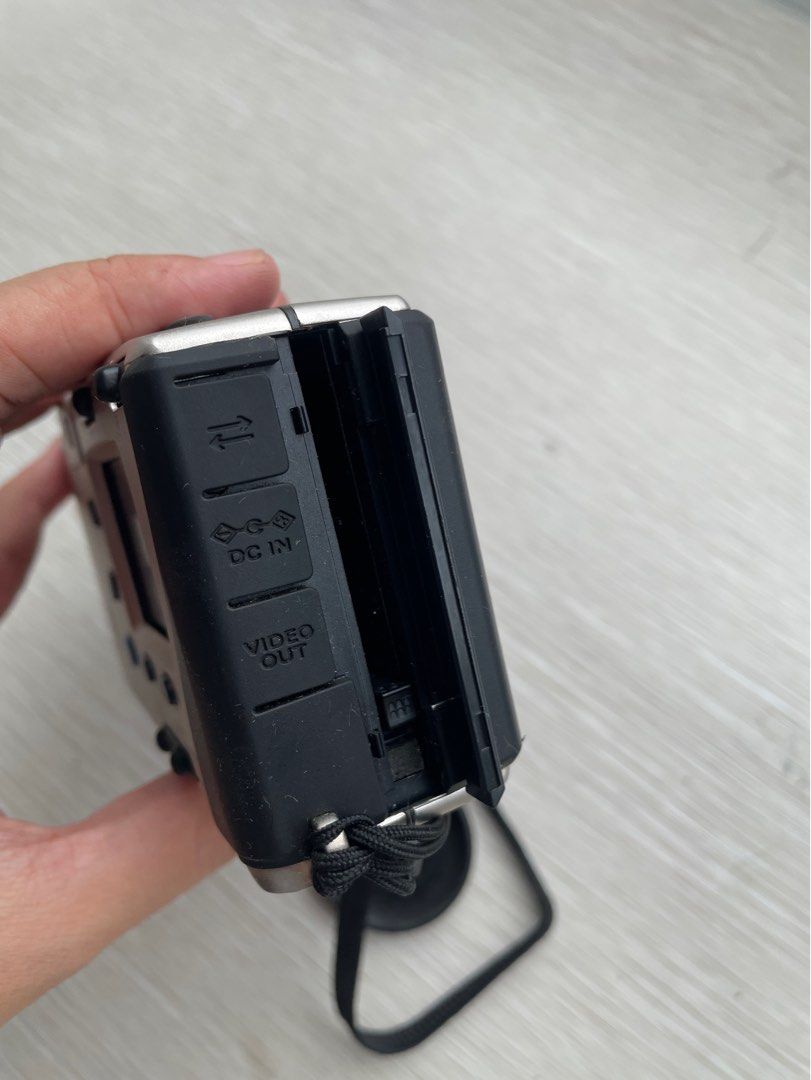🇯🇵 Kodak DC215 Zoom Point & Shoot Digital Camera (Category: Cameras) located in Quezon City. Submitted by shopgood_mnl (Listing ID 1327493455, Image 3). Description: - no battery cover - selling as is, untested.