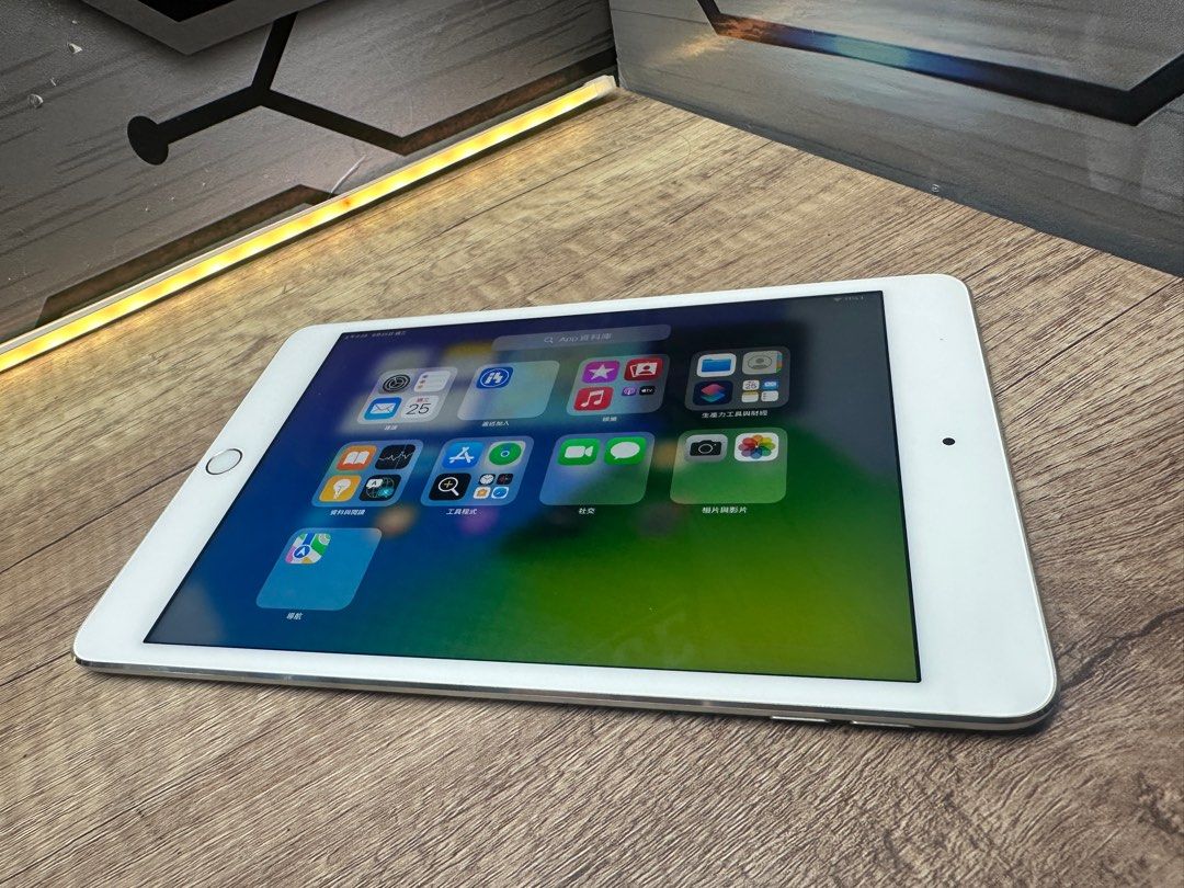 Apple iPad mini 4 128GB Wi-Fi上網/銀色//Tab/文書辦公/聽歌睇戲至抵用/齋機/8吋/2048x1536P/齋機/電池健康度：97%/OS：15.8/新淨企理 （分類：平板電腦 - iPad）位於 Hong Kong。 由 kingstarcomputer888 提交（商品編號 1327474480，圖片 3）。簡介： 外觀新淨企理 128G 高內存 規格 型號：iPad Mini4 顯示Mon：8吋2048x1536 O S：15.8.2 儲存：128GB 尺寸：203.2x134.8x6.1mm 重量：304g 更多功能 官方網址 https://support.apple.com/zh-hk/112002 重點提醒 一個月保養 有任何問題都可以搵我幫手解決！ 歡迎trade in 服務，詳情請諮詢我啦 地址：深水埗海壇街186號A2鋪（KINGSTAR) ☎️電話：55160391 營業時間：10:30AM-22:00PM Address: (KIN