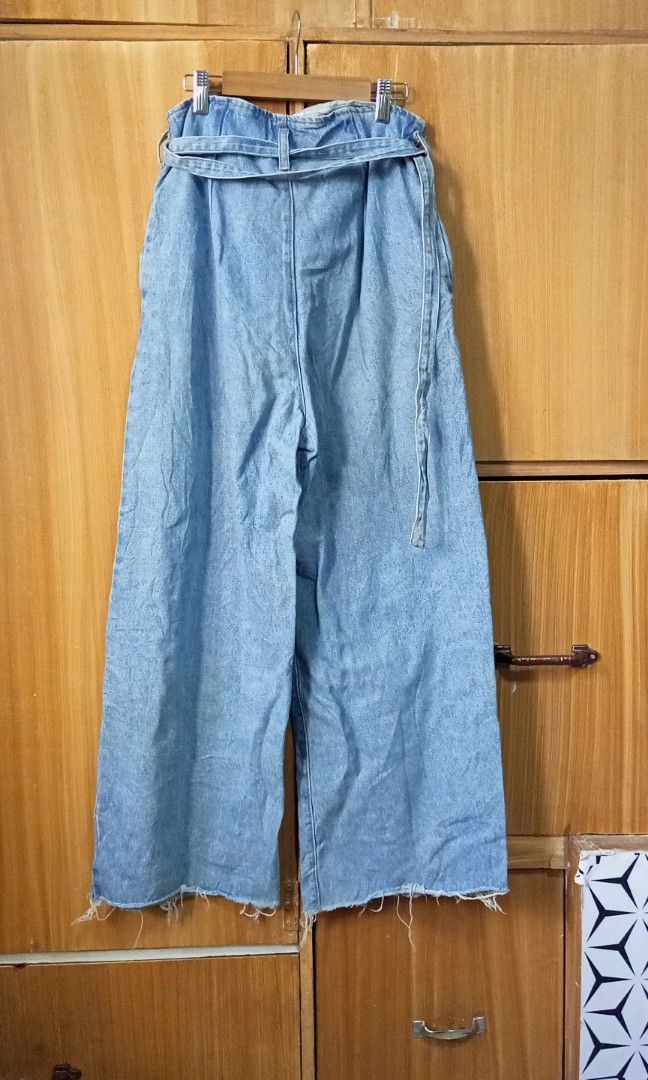 Baggy pants wideleg (Category: Jeans) located in Calamba. Submitted by ironjayy050812 (Listing ID 1327434352, Image 1). Description: BAGGY PANTS JEANS EXCELLENT CONDITION Length - 39 Waist - 26 HEM - 11.5.
