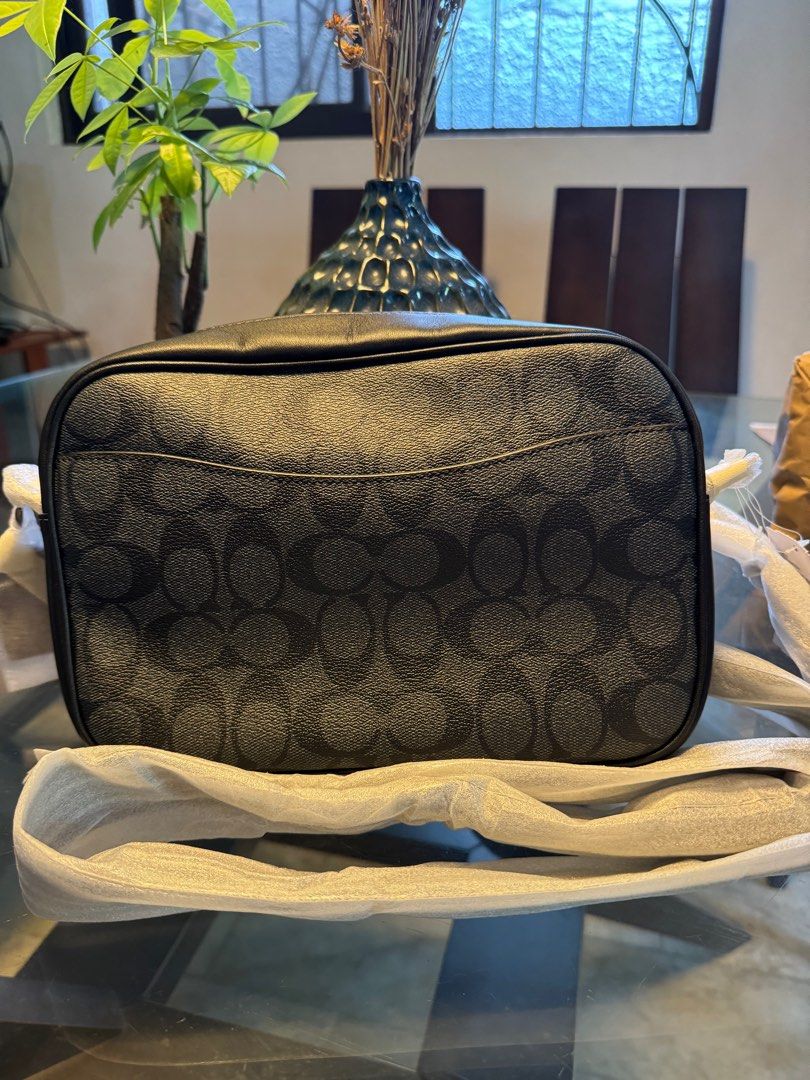 Brandnew Coach Sling Bag (Category: Sling Bags) located in Cainta. Submitted by doctrish (Listing ID 1327466557, Image 2). Description: Coach Elias Crossbody Sig.