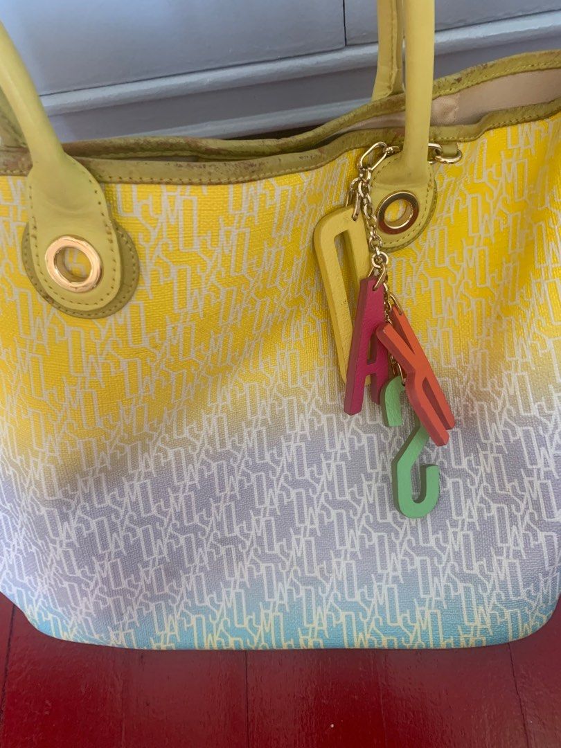 DAKS (Category: Tote Bags) located in Mandaluyong City. Submitted by declutteringthings08 (Listing ID 1327405986, Image 3). Description: Preloved Legit Super nice need some cleaning Sign of usage .