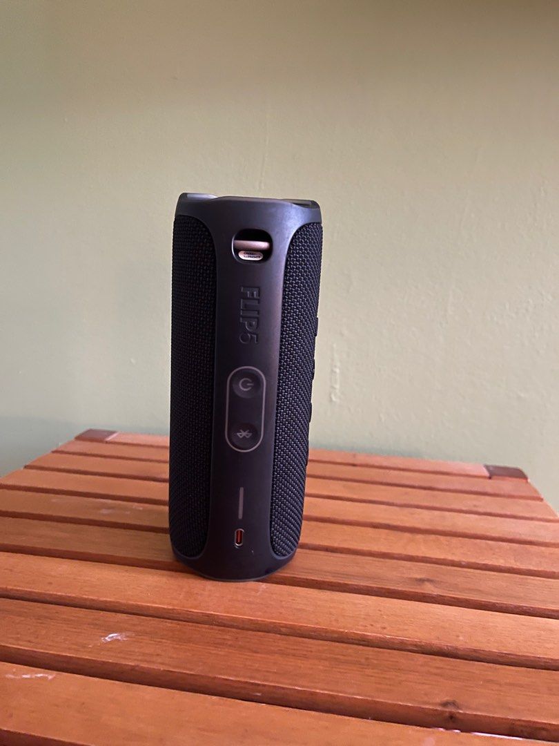 JBL Pill Speaker (Category: Music Accessories & Others) located in Toronto. Submitted by haileyvictoria1 (Listing ID 1327555725, Image 2). Description: JBL Flip 5 160 new Very good condition, kept really well .