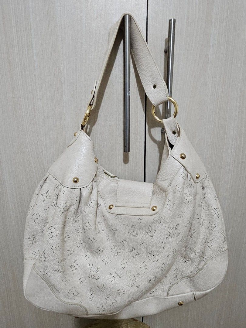 Louis Vuitton Mahina Shoulder Bag (Category: Luxury Bags & Wallets) located in Calamba. Submitted by whiskeypeak.ee (Listing ID 1327430658, Image 3). Description: No code but super nice in actual..