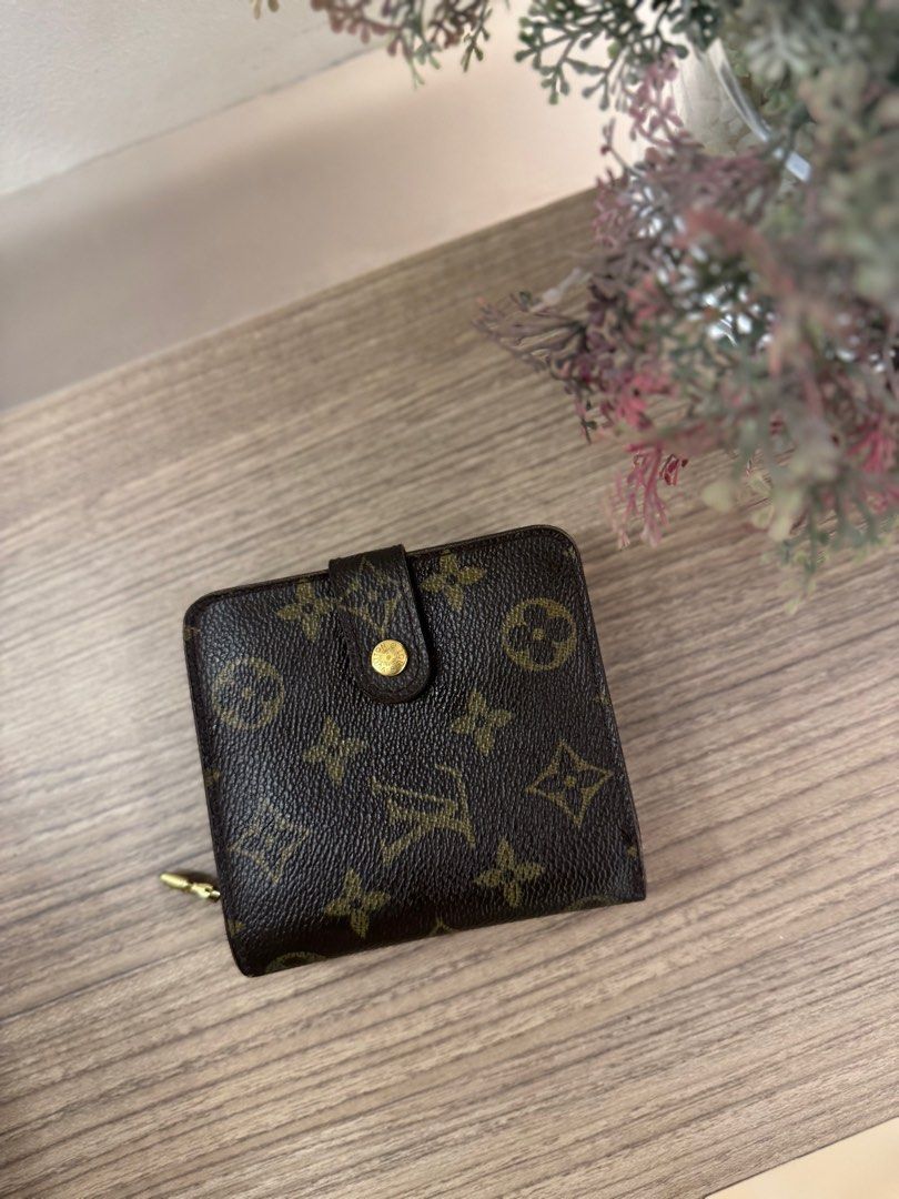 Louis Vuitton Monogram Wallet (Category: Luxury Bags & Wallets) located in Makati City. Submitted by jayclopez (Listing ID 1327497945, Image 1). Description: 100% aunthentic.