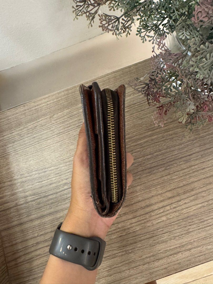 Louis Vuitton Monogram Wallet (Category: Luxury Bags & Wallets) located in Makati City. Submitted by jayclopez (Listing ID 1327497945, Image 2). Description: 100% aunthentic.