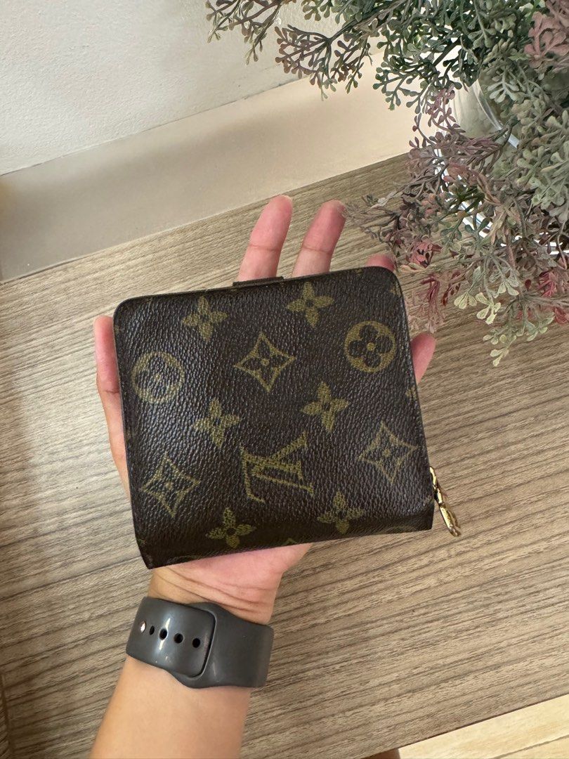 Louis Vuitton Monogram Wallet (Category: Luxury Bags & Wallets) located in Makati City. Submitted by jayclopez (Listing ID 1327497945, Image 3). Description: 100% aunthentic.