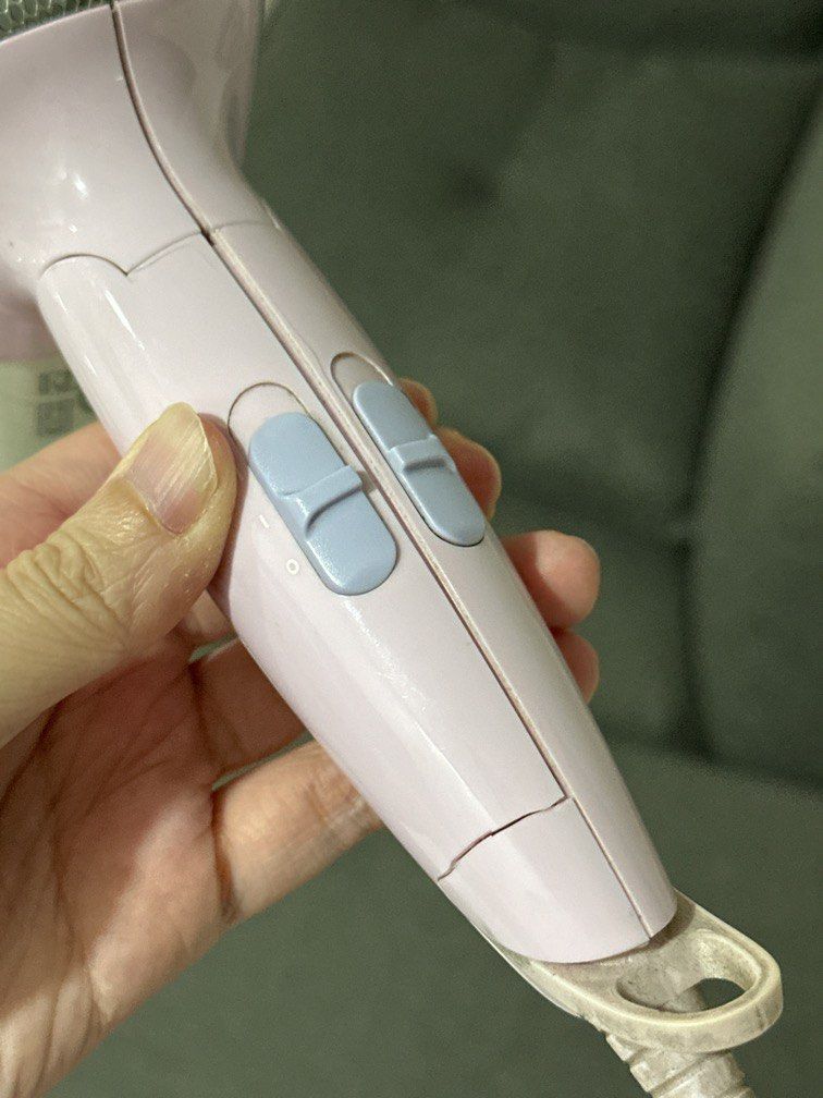 Philips hair dryer (Category: Hair) located in San Juan City. Submitted by rackysabido (Listing ID 1327522117, Image 3). Description: Philips salon shine 1200w - has minor cracks but still works well .