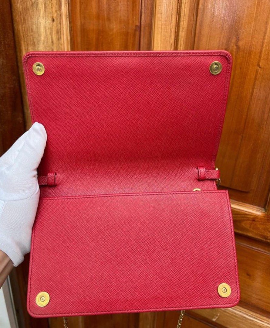 Prada woc (Category: Luxury Bags & Wallets) located in Santa Ana. Submitted by astonandariana (Listing ID 1327553840, Image 3). Description: .