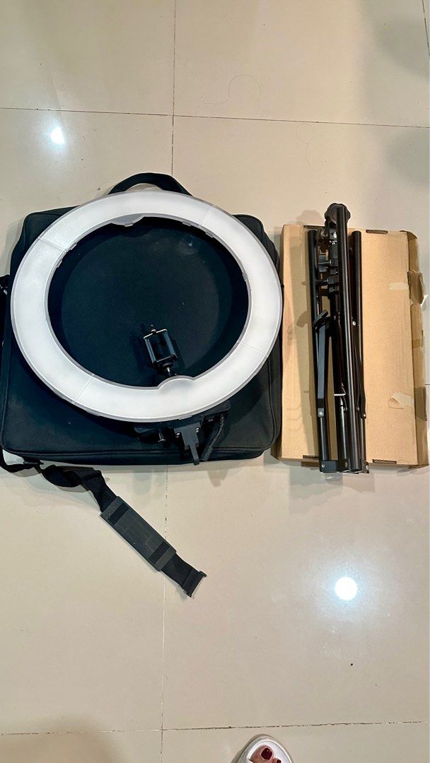 Prestigio dimmable ring light 18 inches (Category: Lighting) located in Cebu City. Submitted by prelovedbymareh (Listing ID 1327453564, Image 1). Description: ‼️with bag and other accessories.