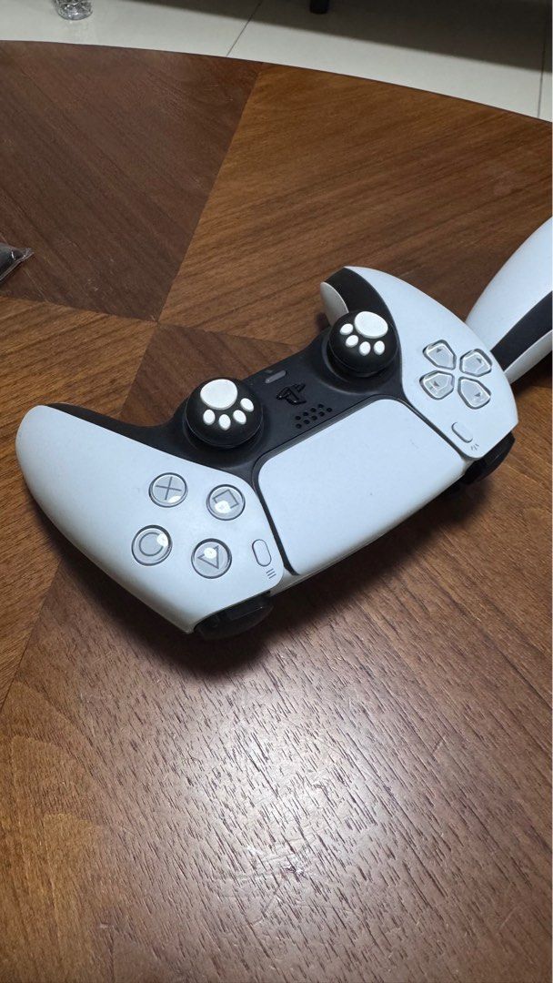 PS5 Controller (Category: Controllers) located in Singapore. Submitted by perem92 (Listing ID 1327502157, Image 2). Description: PS5 controller. X 2 Buy two 90$ Buy 1 for 55$ Battery condition 10/10 No damage Well taken care of. .