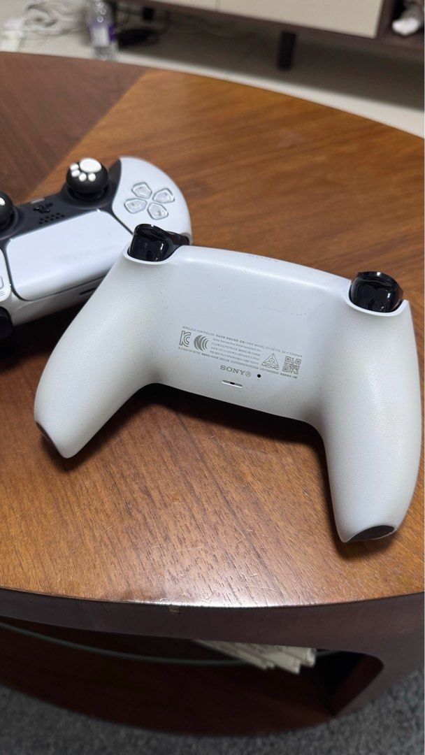 PS5 Controller (Category: Controllers) located in Singapore. Submitted by perem92 (Listing ID 1327502157, Image 3). Description: PS5 controller. X 2 Buy two 90$ Buy 1 for 55$ Battery condition 10/10 No damage Well taken care of. .