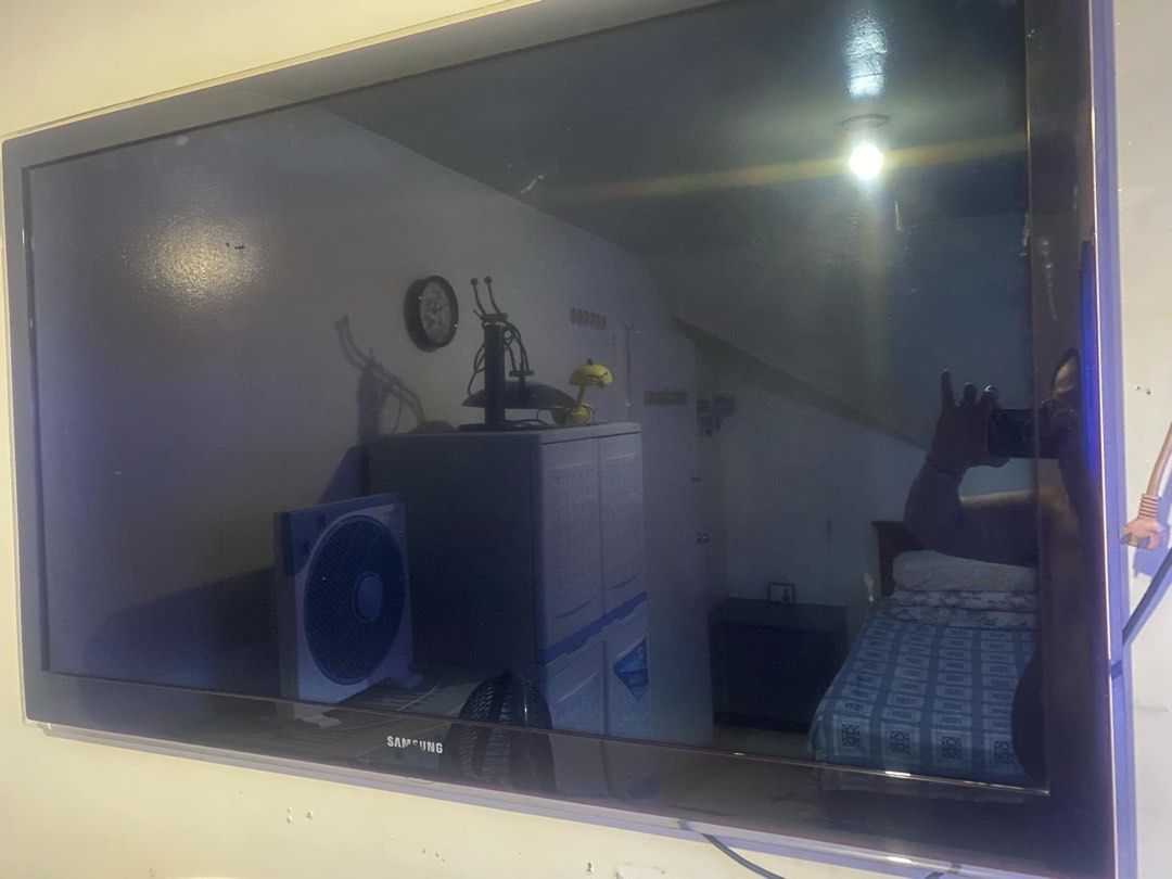 Samsung 55” tv (Category: TV) located in Quezon City. Submitted by bluefrenchorn (Listing ID 1327429452, Image 1). Description: Negotiable NOT smart TV.